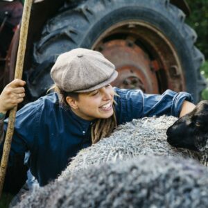 Angelikas-Gård-Angelika-med-sina-får