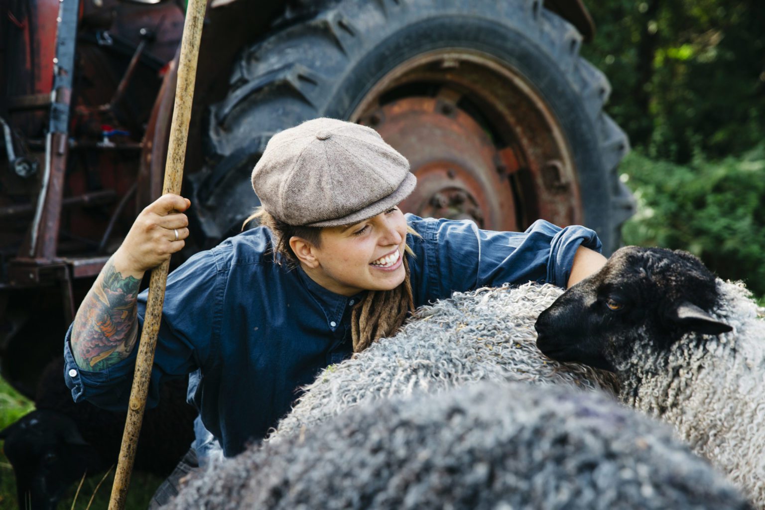 Angelikas-Gård-Angelika-med-sina-får