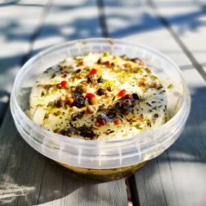 Vita Getens färskost i olja med peppar och örter